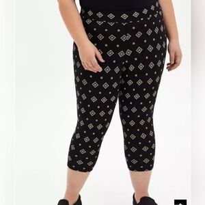 Torrid NWT black diamonds print Capri leggings
